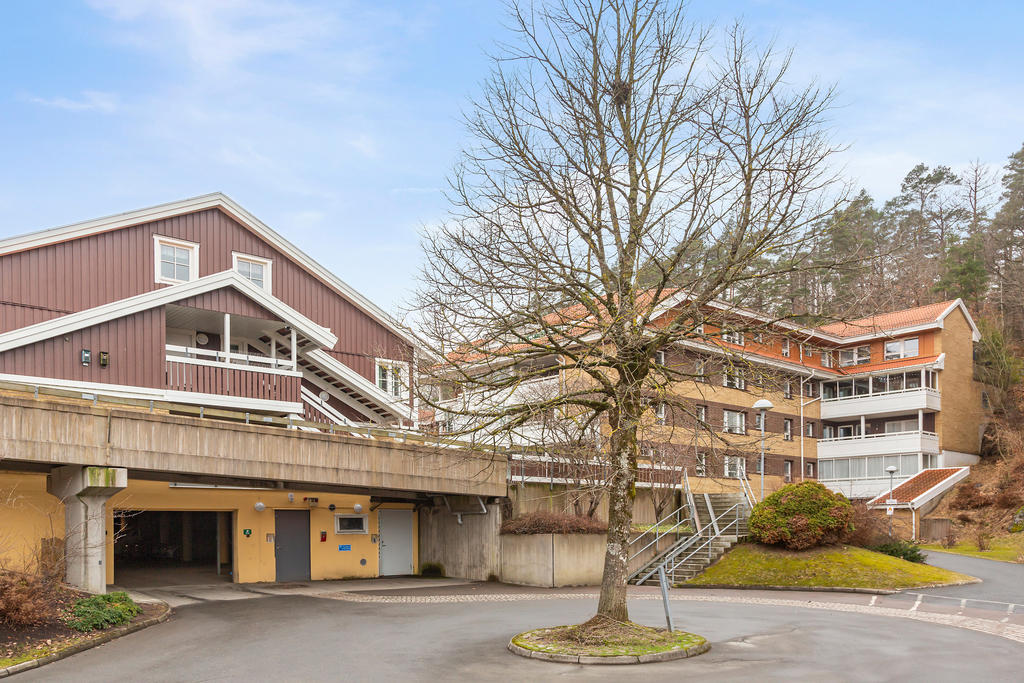 Till lägenheten ingår ett garage, kör in och parkera, gå sedan in och ta hissen upp. Smidigare kan det knappt bli!