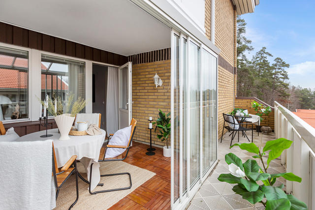 Välkommen till den här fina lägenheten. Med hiss och inglasad balkong!