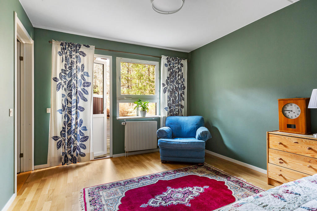 Sovrum ett med egen utgång till bostadens stora altan.