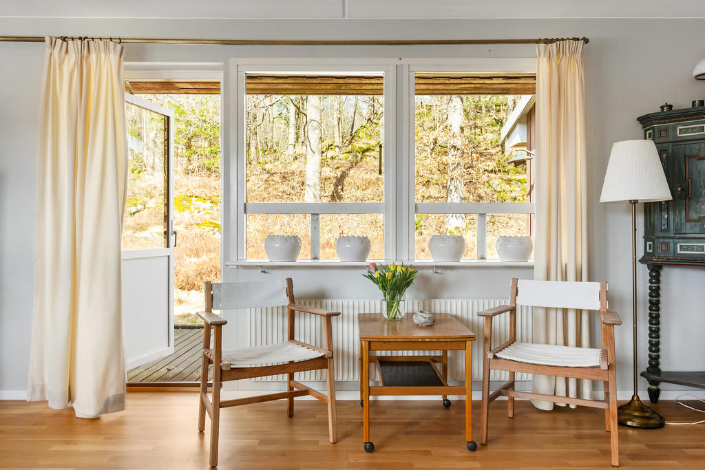 Via vardagsrummet når du bostadens altan 