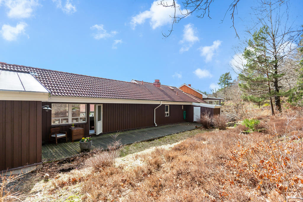 Lägenhets stora altan och förråd, med härlig natur som närmaste granne.