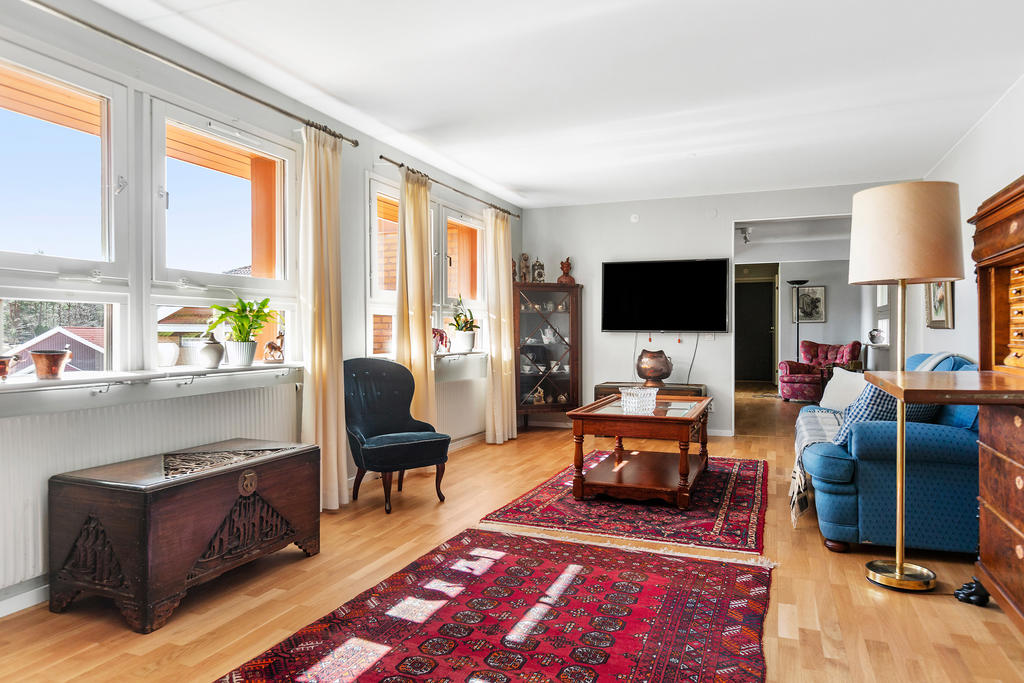 Via vardagsrummet når du bostadens andra två sovrum