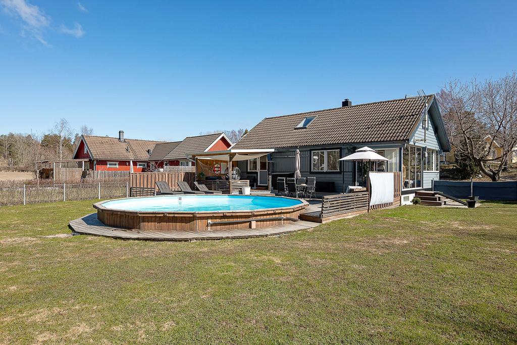 Trädgårdssida med pool