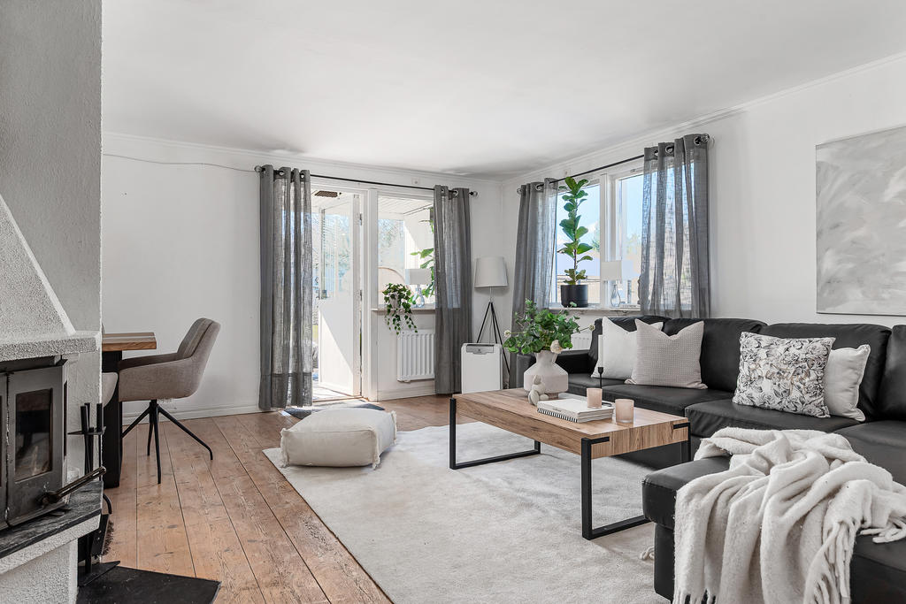 Vardagsrum med utgång till inglasat uterum