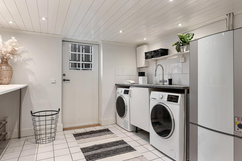 Tvättstuga med utgång till trädgården