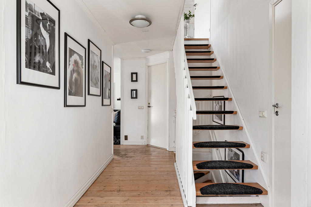 Inre hall med trapp till övervåning