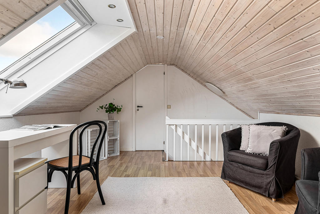 Rum övervåning mot badrum