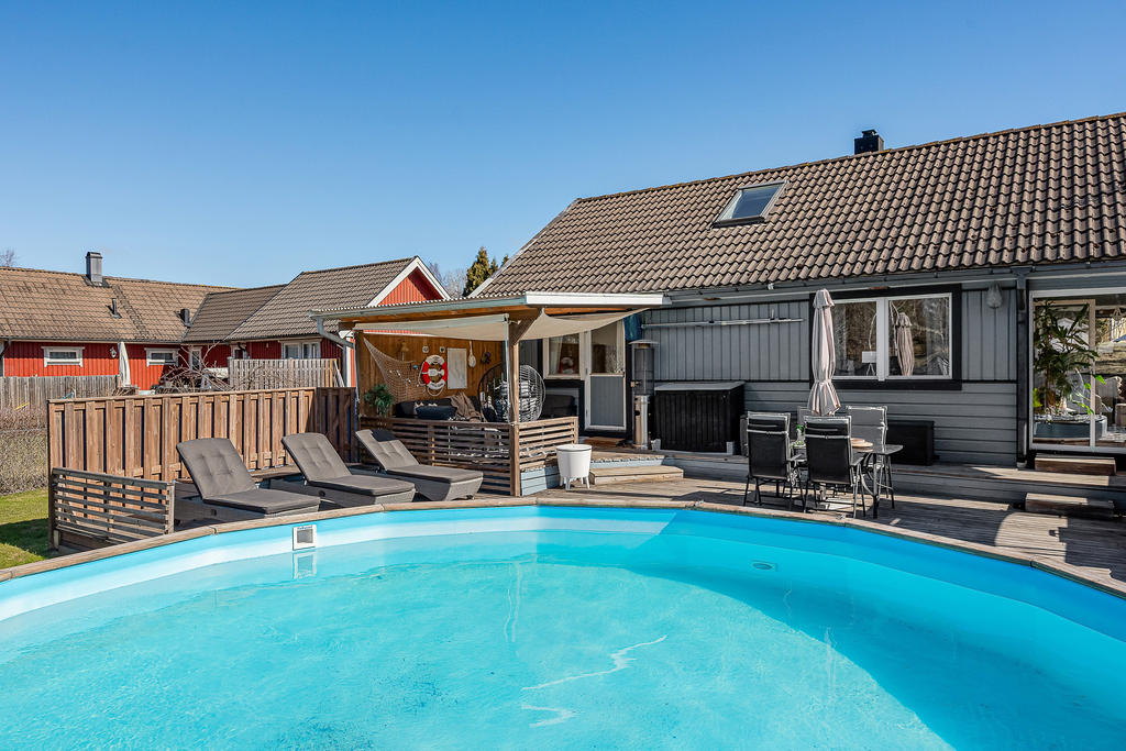 Härlig uteplats kring poolen