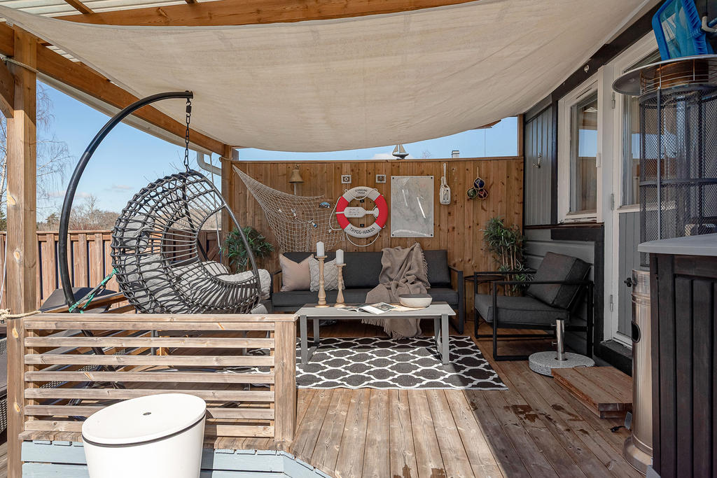 Takad uteplats med utgång från sovrum