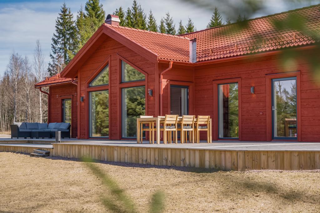 Generösa fönsterpartier mot Siljan ger ett härligt ljus och suddar ut gränsen mellan inne och ute. Det rymliga tralldäcket erbjuder gott om plats för både sittgrupp och sociala stunder.