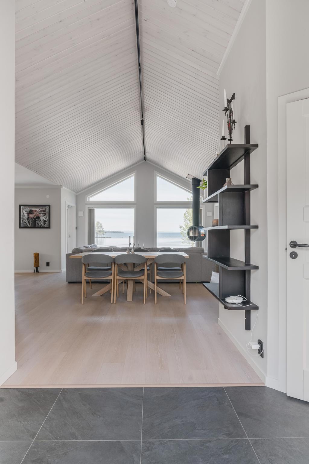 Redan i hallen möts du av en fantastisk utsikt som sätter tonen för hela bostaden.