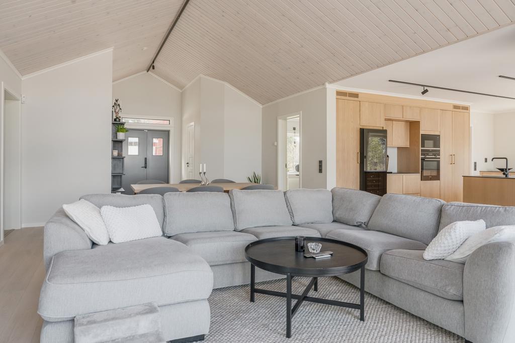 Vy mot entré och kök från allrum. 