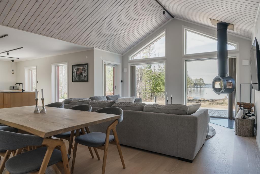 Köket är integrerat i en öppen planlösning tillsammans med matplats och allrum, vilket skapar en social och inbjudande yta.