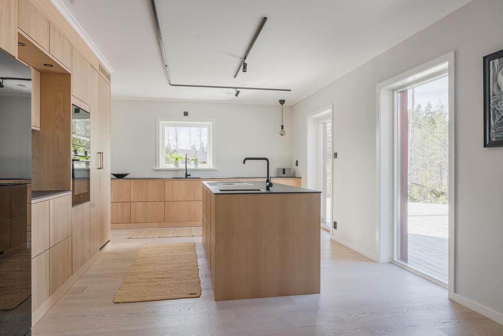 Ett stilrent kök med minimalistisk design, noggrant utvalda material och en elegant helhetskänsla.