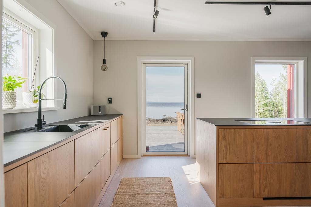 Från köket nås den stora altanen med utsikt mot Siljan.