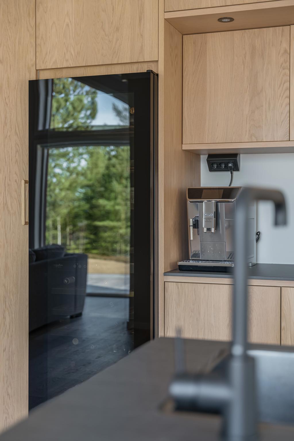 Integrerad vinkyl som lyfter kökets stilrena och exklusiva känsla.