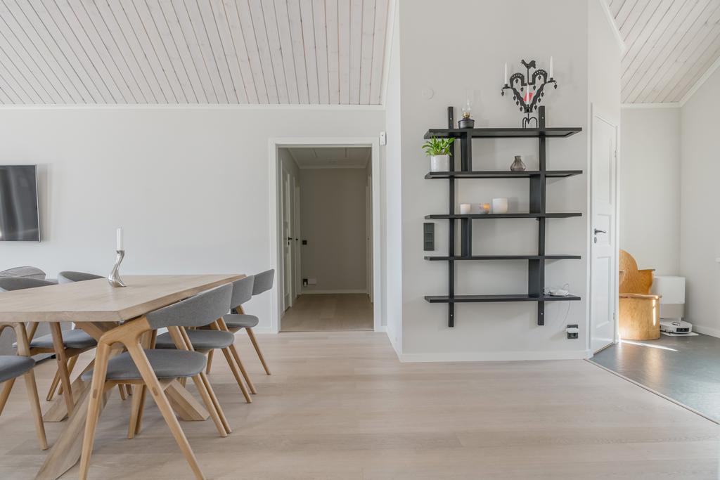 Vy från kök mot sovrum och badrum.