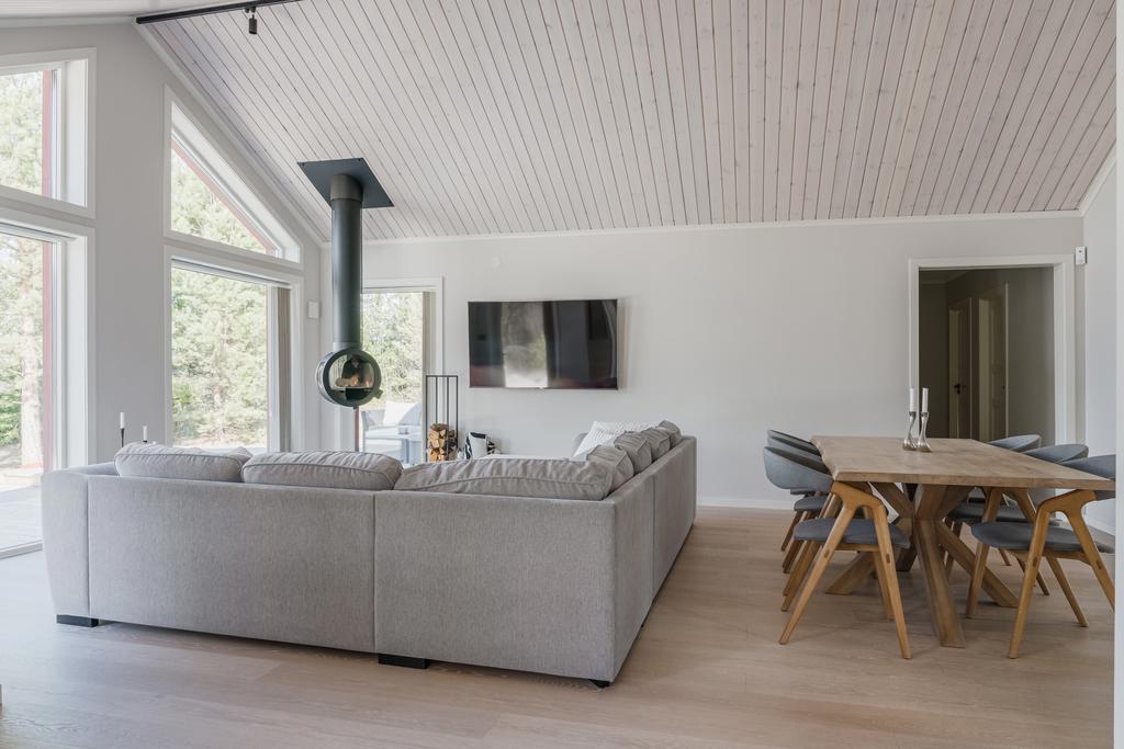 I anslutning till matplatsen ligger bostadens luftiga allrum som skapar en social och sammanhängande yta.