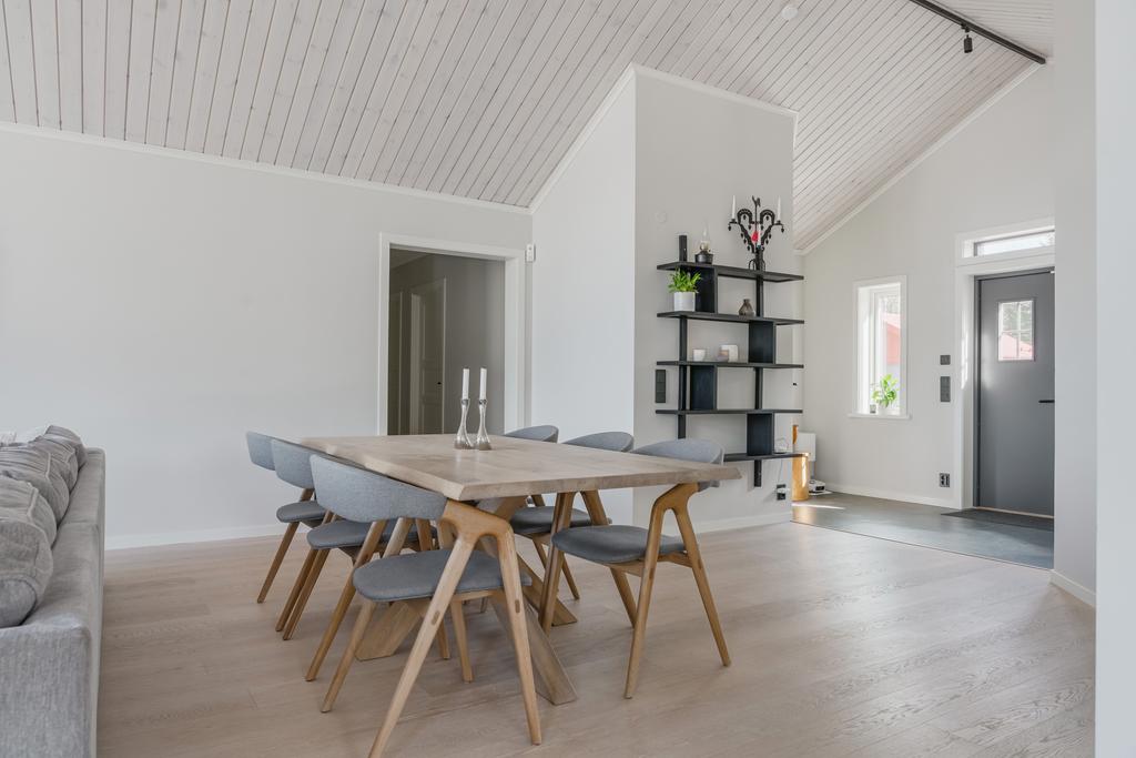 Precis intill entrén möts du av en ljus och inbjudande matplats med plats för trevliga middagar.