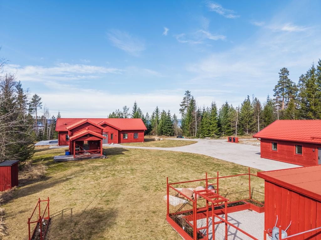 En generös och inbjudande fastighet med ett avskilt läge där allt du kan tänka dig finns att tillgå.