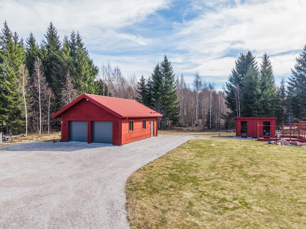 Praktiskt dubbelgarage med elektriska portar, dessutom uppvärmt via bergvärme genom kulvert.