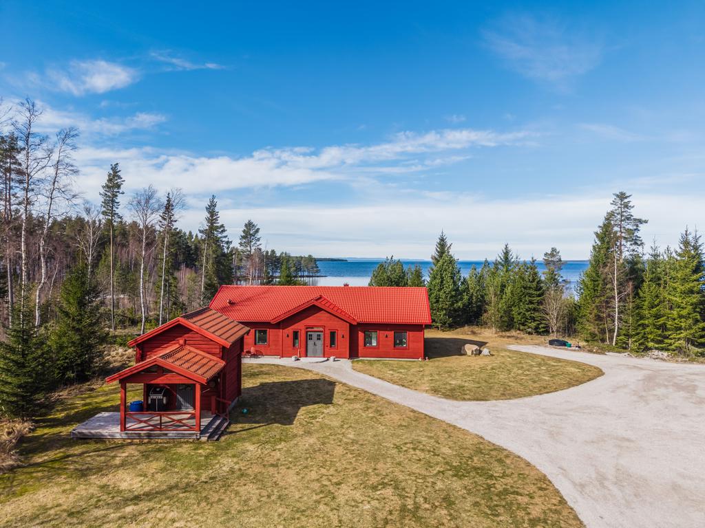 På fastigheten finns ett charmigt härbre med en trevlig sittplats intill.