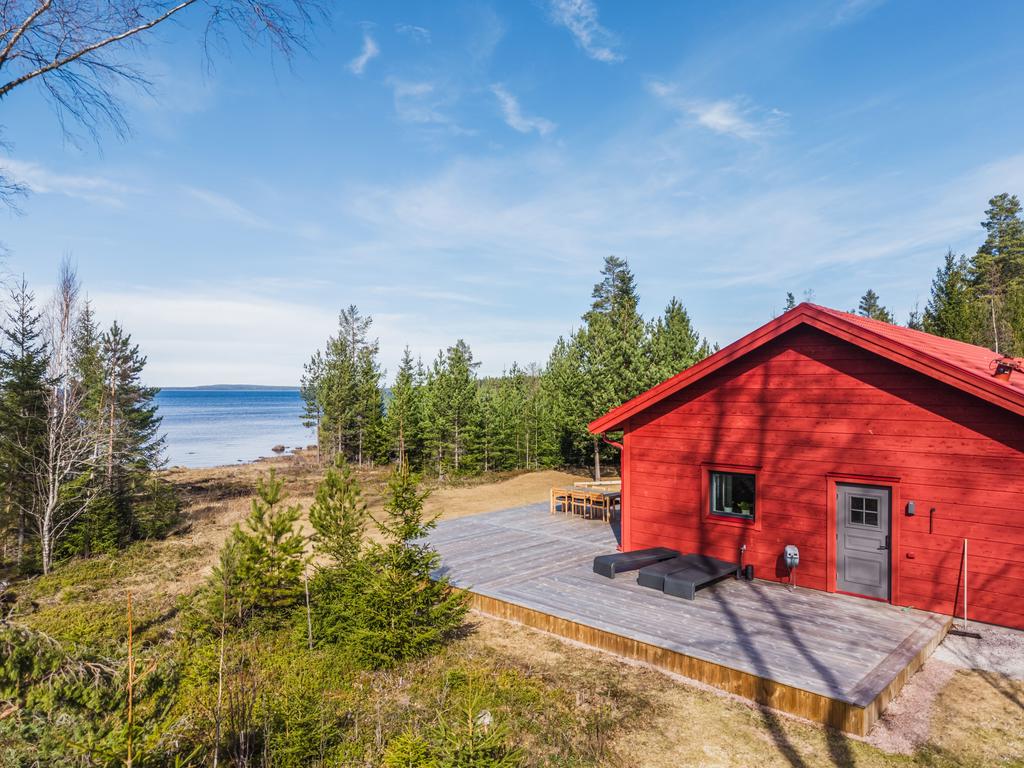 Här finns en smidig ingång till tvättstuga och groventré, för vardagens behov.