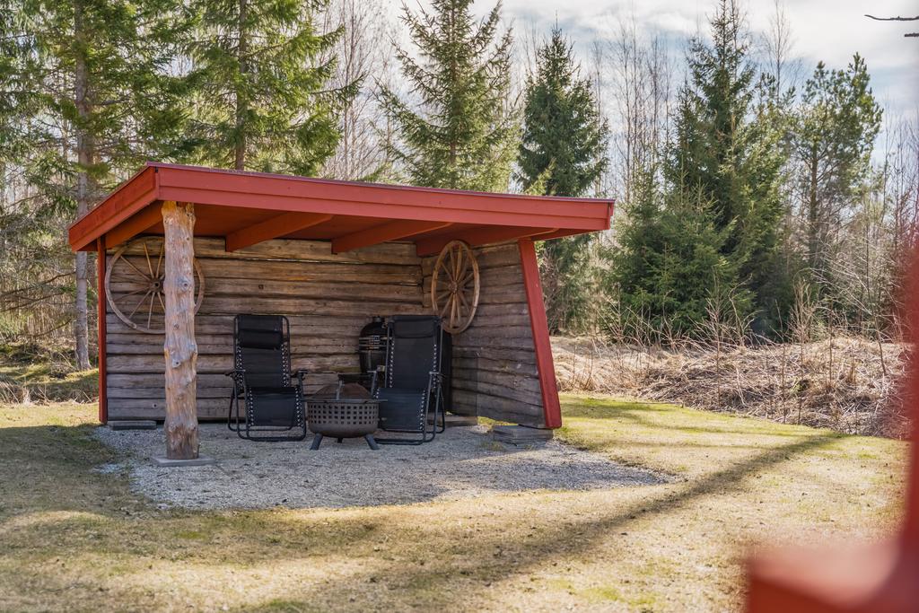 Här finns en inbjudande grillplats eller en perfekt plats att slå sig ner och njuta av lugnet, med fin utsikt över hela fastigheten.