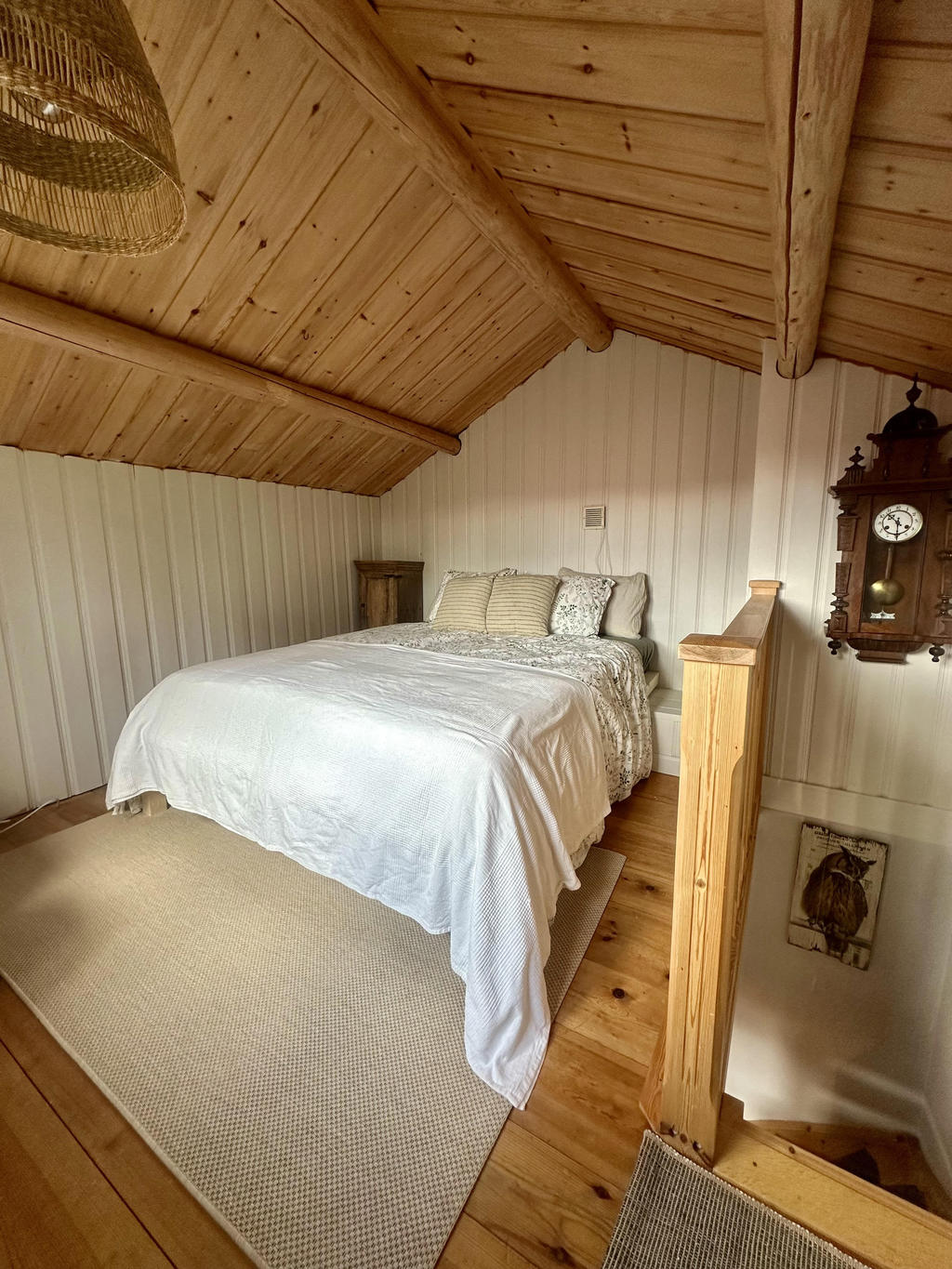 Bild från härbret. Här finns plats för dubbelsäng på ovanvåningen samt matplats eller sittgrupp på entréplanet.