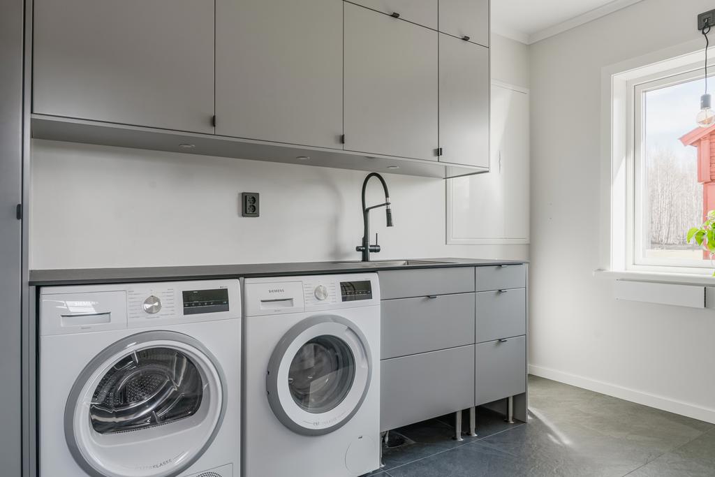 Fullt utrustad tvättstuga. 