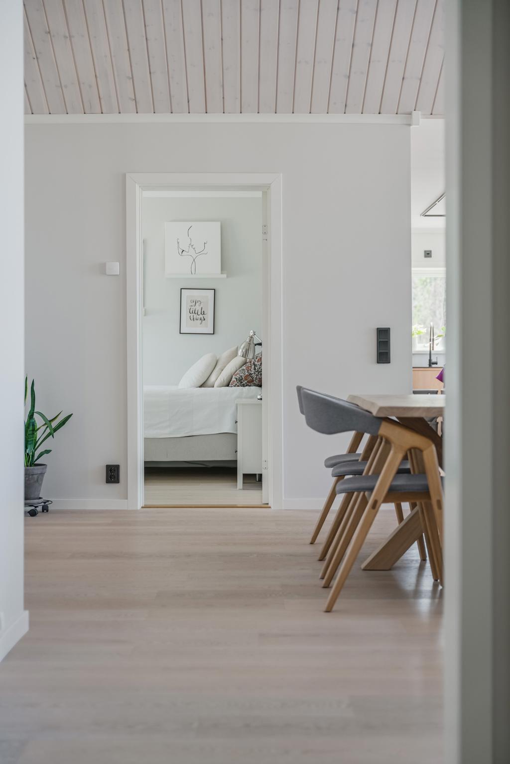 Vy från sovrum och badrum mot matplats och sovrum. 