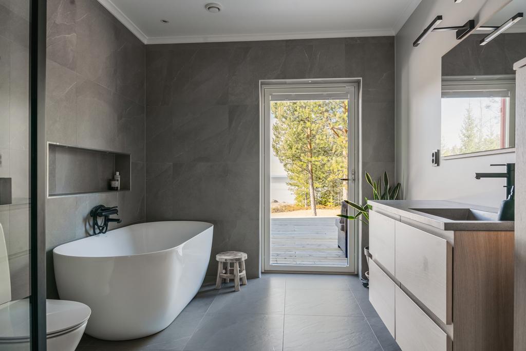 Välkommen till husets stora badrum, utrustat med allt man kan tänkas behöva. 