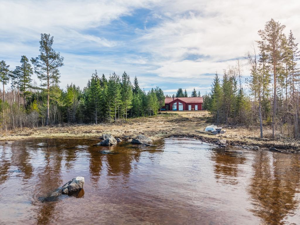 Här bor du med Siljan precis utanför huset, ett svårslaget läge där naturen och utsikten blir en del av vardagen!