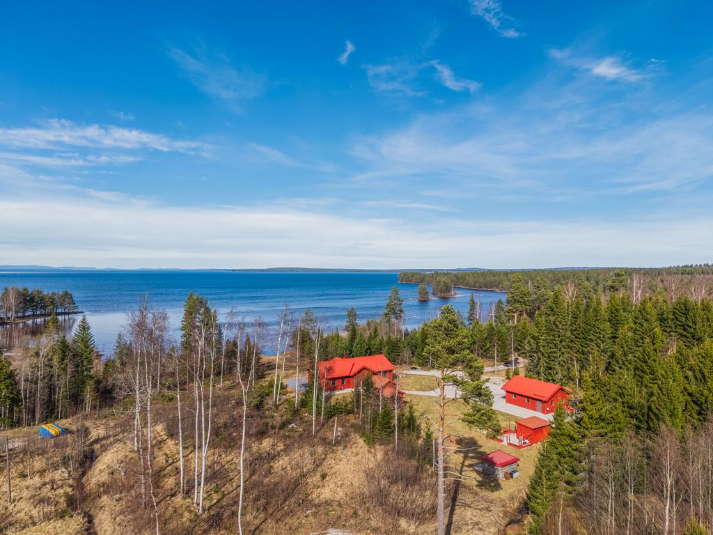 Bostaden håller genomgående en mycket hög standard och är i ett skick som sällan ses. Här möts du av ett hem där varje detalj är noggrant genomtänkt och utförd med känsla för både estetik och funktion. 