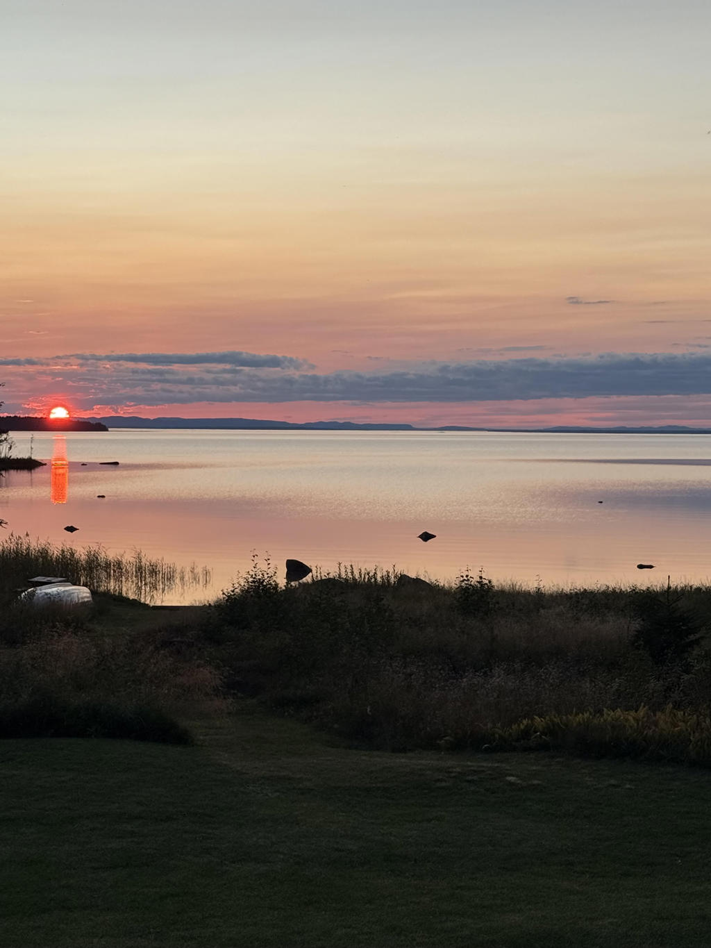 “Solnedgångarna från altanen, med utsikt över Siljan, är magiska – sådana som får en att stanna upp, andas djupt och känna tacksamhet.”
(Säljarnas egna sommarbilder.) 