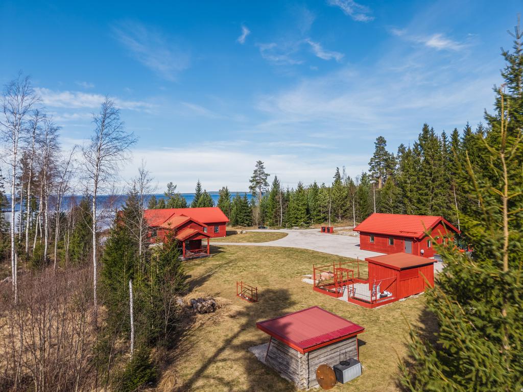 Fastigheten erbjuder en genomtänkt och inbjudande gårdsmiljö med köksträdgård, ytor för umgänge och alla förutsättningar för att verkligen bo bra – på riktigt!