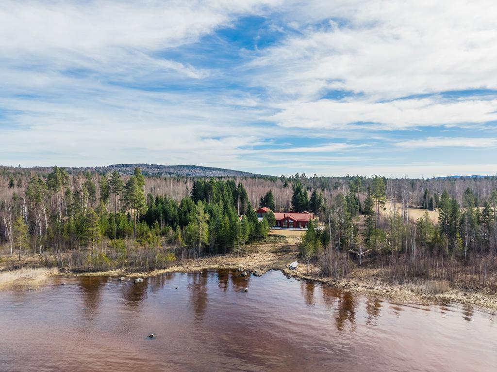  Här erbjuds en unik möjlighet att förvärva en fastighet som sällan når marknaden, med ett av Leksands mest eftertraktade lägen intill Siljans glittrande vatten.