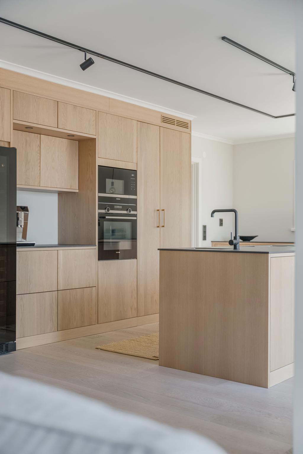 Ett stilrent och välplanerat kök med köksö, där funktion möter design i en harmonisk helhet.