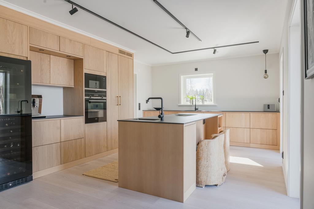 Köksön erbjuder en inbjudande sittplats och blir en självklar plats för umgänge.