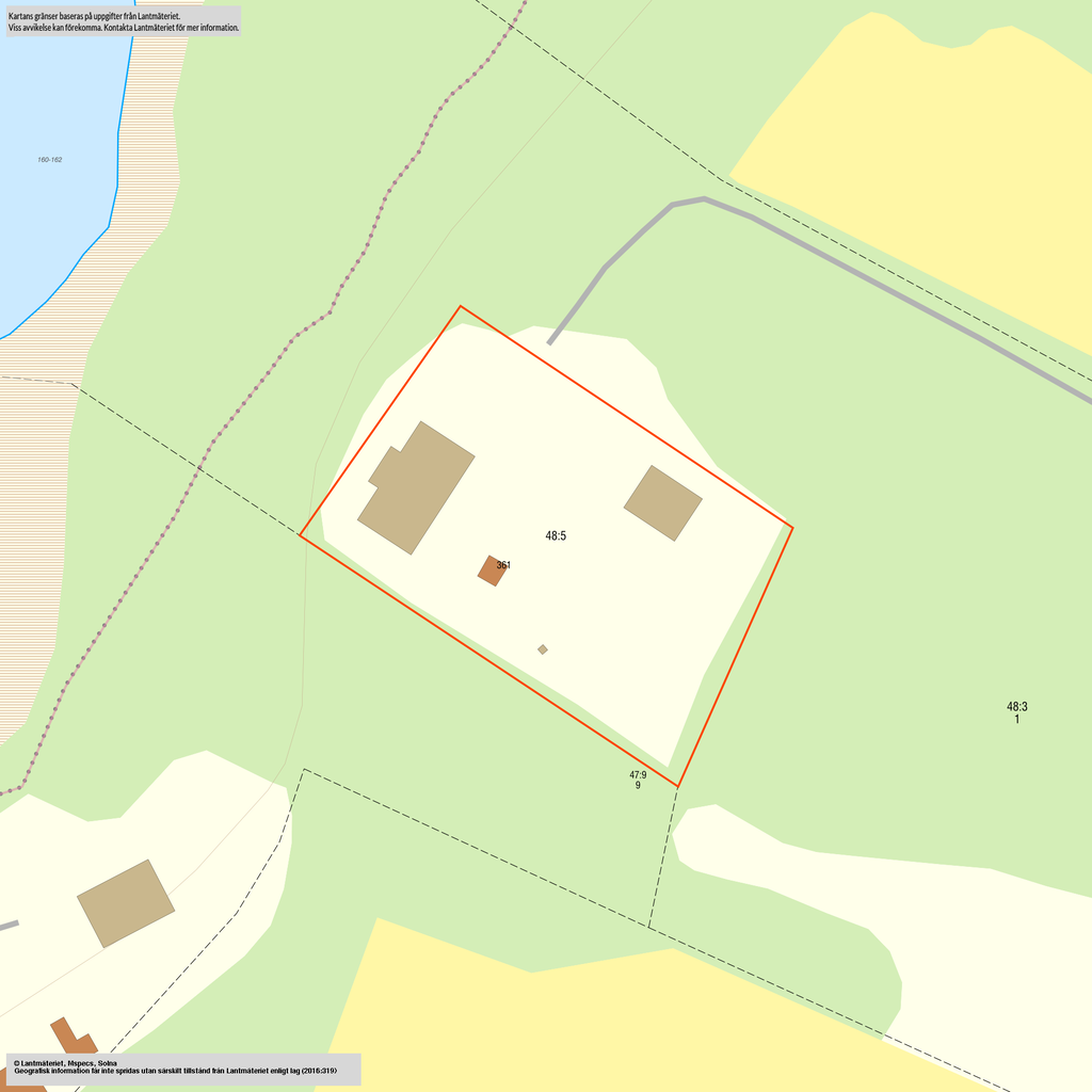 Fastigheten nås via en grusväg där du själv ansvarar för skötsel, såsom plogning och underhåll.