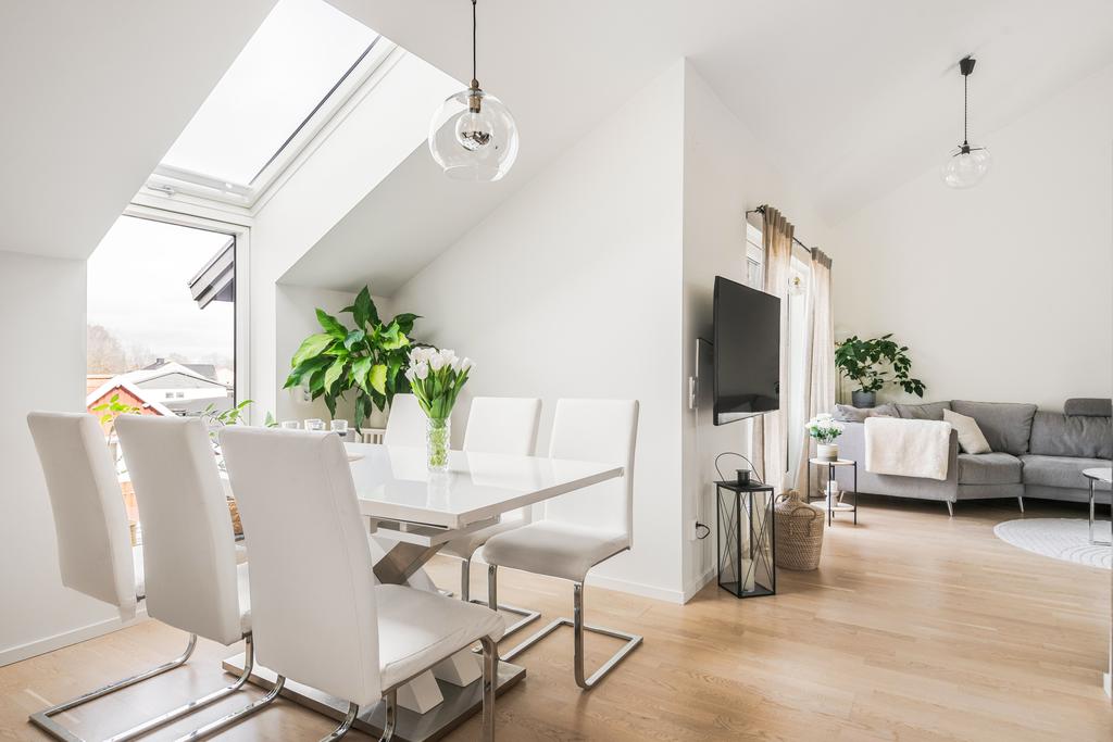 Fint ljus över matplatsen tack vare takfönstret