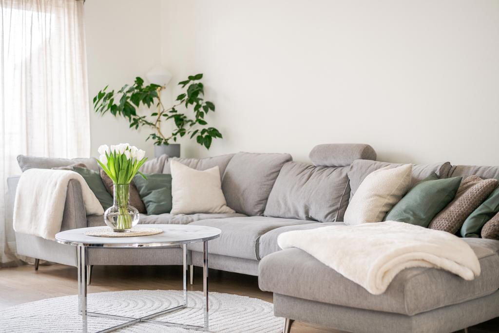 Plats för stor soffa i vardagsummet