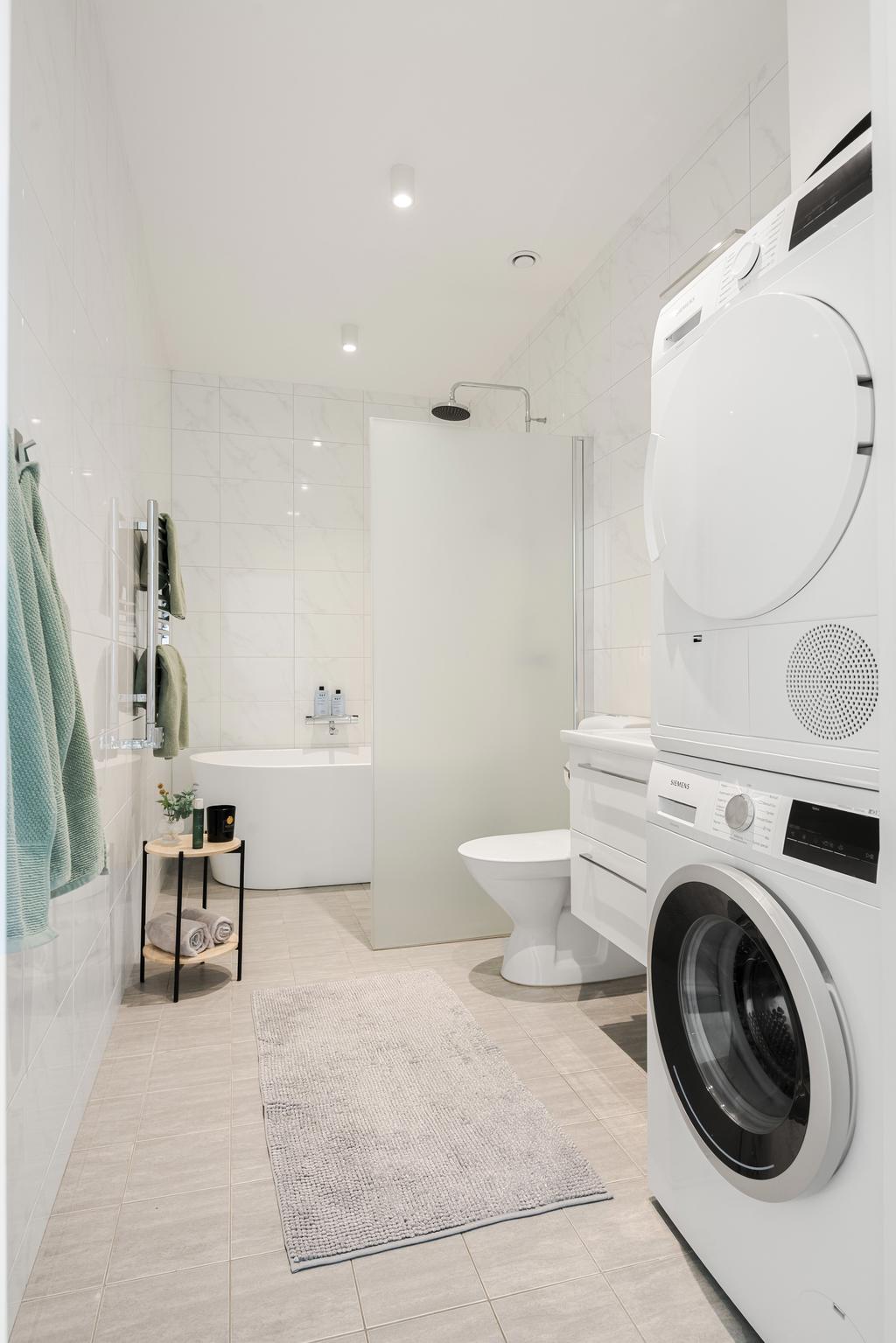 Tvättmaskin och torktumlare i badrummet