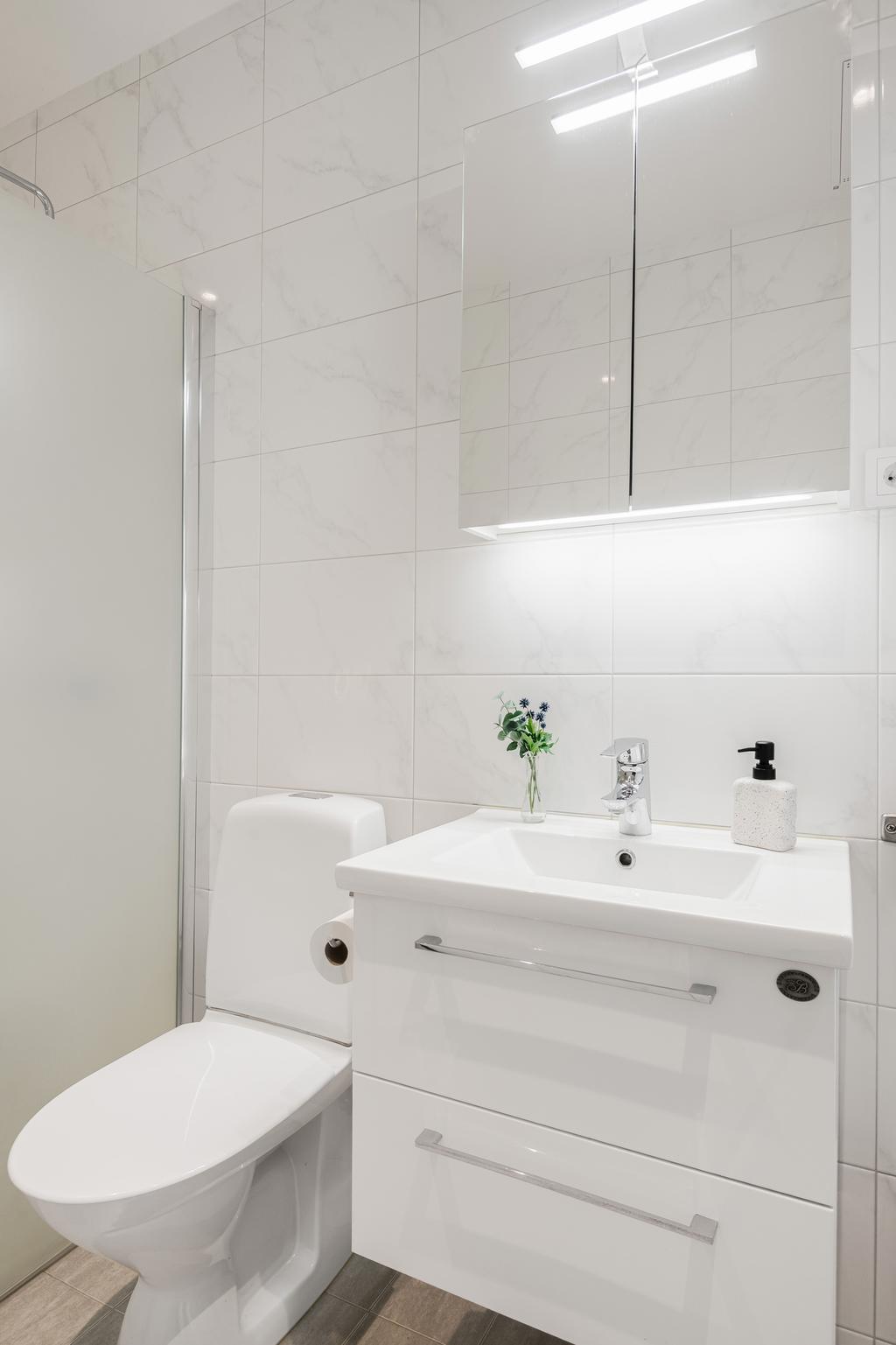 Badrum med kakel och klinker