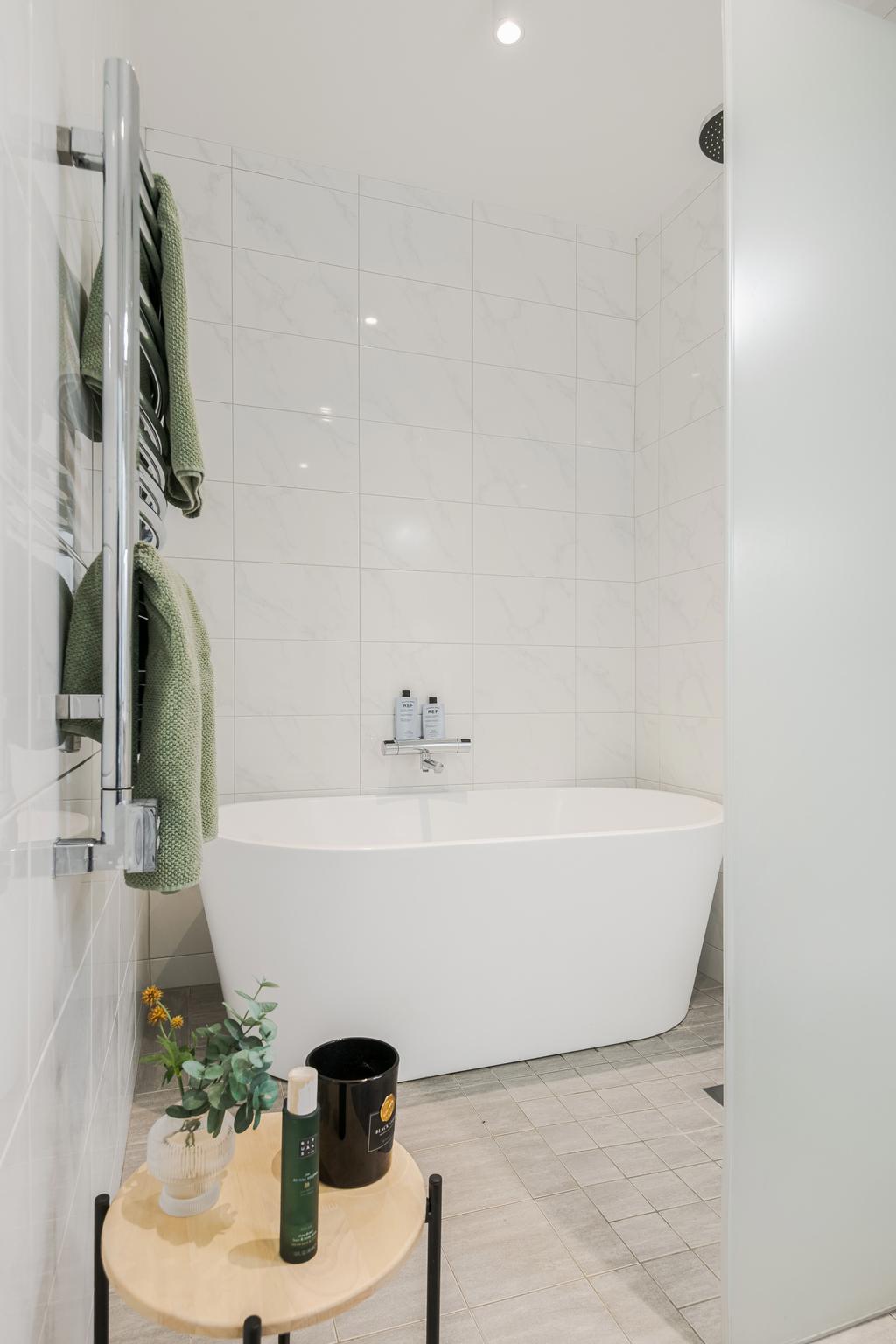 Badkar och dusch i badrummet