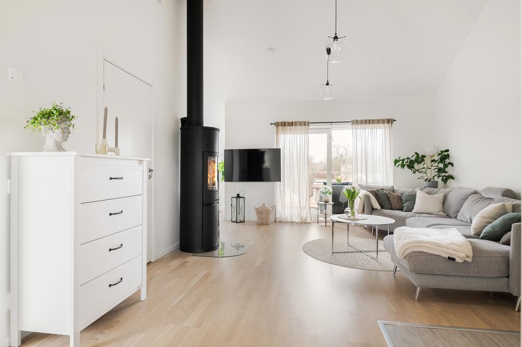 Vardagsrummet har kamin och utgång till en av 2 takterasser.