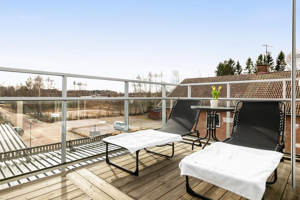 En av två takterrasser, den här har en ridåmarkis!