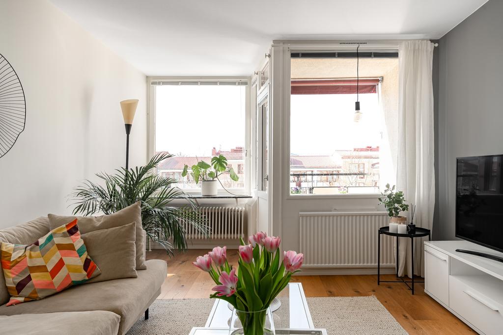 Stora fönsterpartier och utgång till balkong 