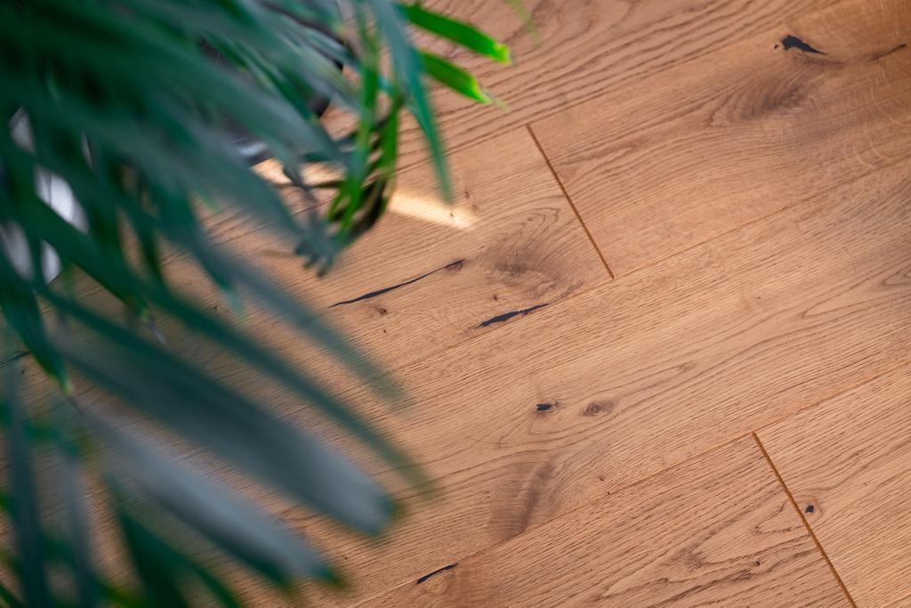 Enstavig parkett genomgående i bostaden