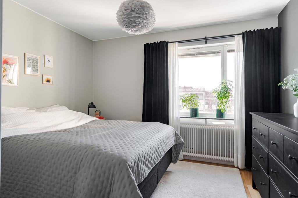 Sovrum med plats för dubbelsäng 